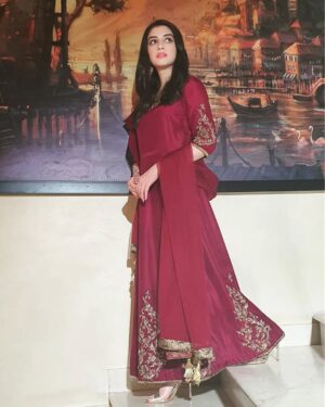 Hina Javed Instagram - Nayab🌹⚘️

Dress:@tasneemsadafofficial 
Drama:bewafa
Director:@ahmersohailofficial 

#aijazaslamproduction