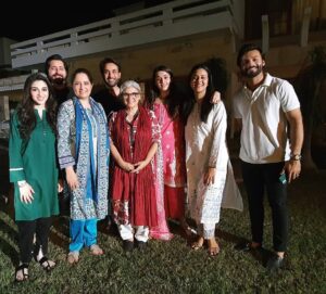 Hina Javed Instagram - With the amazing cast of drama serial Pardes.Its a pleasure to work with such fine artists.@therealmarinakhan @affanwaheedofficial @iyasiralikhan @jenaanhussain @atiqaodhoofficial @abdullah_farhatullah @durefishans
@sixsigmaentertainment @nadeembaigdirector @arydigital.tv #hinajaved