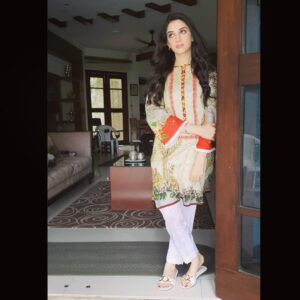 Hina Javed Instagram - You can't go back and change the beginning, but you can start where you are and change the ending C.S. Lewis 

Fatima #hinajaved #wafabemol #humtv