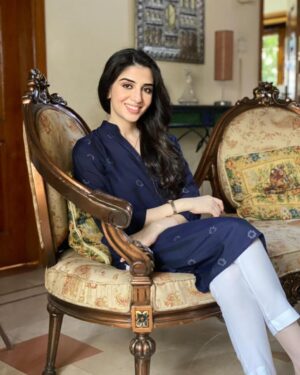 Hina Javed Instagram - Being happy never goes out of style 💙🤍
#rija #sixsigmaplus #arydigital #pardes #humtv #hinajaved #behappy