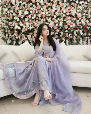 Hina Javed Instagram - Be your own queen let your soul shine 💫

Dress: @aghanoorofficial 
Shoes: @blackbeiger