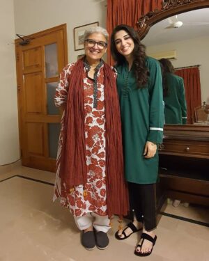 Hina Javed Instagram - With the legendary actor and the most kind hearted and helpful director from whom I've learned a lot @therealmarinakhan. It was a pleasure working with you. Stay blessed ❤❤❤💚💚💚 #rija #pardes #sixsigmaplus #hinajaved