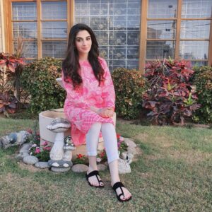 Hina Javed Instagram - Being yourself is the prettiest thing you can be #rija #pardes #pink #favouriteshoes #hinajaved
