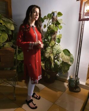 Hina Javed Instagram - Keep your face towards the sunshine and shadows will fall behind. #flyhigh #peaceful #strongwomen #rija #hinajaved #pardes❤🤍💚