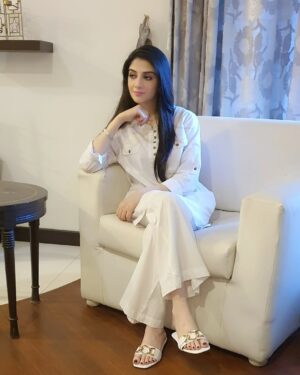 Hina Javed Instagram - 🤍🤍🤍 #hinajaved #humtv #wafabemol