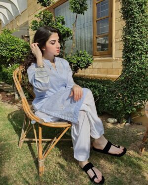 Hina Javed Instagram - Rise above the storm and you'll find sunshine 🌻🦋🌤 #standstrong #begrateful #loveyourself