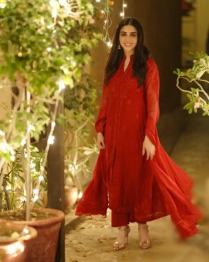 Hina Javed Instagram - Nayab🌹

Dress:@aghanoorofficial 
Photography:@salman__mohsin 

@aantvpk
#aijazaslamproductions