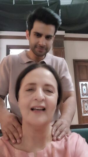 Hina Khawaja Bayat Instagram - @ahmedrandhaawa
returning the favour .... magar bus video ki hudd tak 😉🤔

#bts #fun #drama #shoot #behindthescenes #screenson 
#7thskyentertainment #geoentertainment #casenumber9