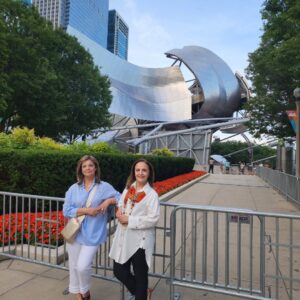 Hina Khawaja Bayat Instagram - Life is just happier with sisters 💞💞
Masha Allah 💖

P.s. since I'm getting a lot of queries, my shirt is by @natashakamalofficial

#sisters #blessed #funtimes #chicago #cloudgate #searstower #buckinghamfountain
