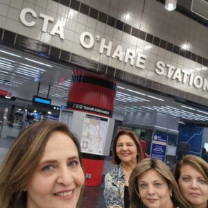Hina Khawaja Bayat Instagram - From Planes to Trains.... the journey continues... ✈️ 🚇

#planes #trains #travel #family #holiday #chicago #windycity