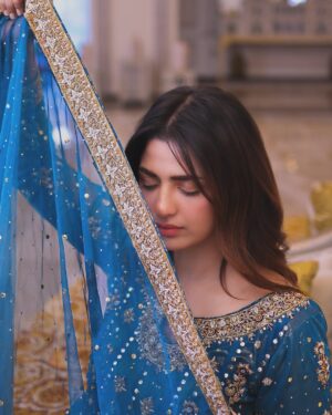 Hira Soomro Instagram - Dress @yasirmughalofficial 
Photography @faiziweddingtales 
@stylebykiranraza
@royalpalacevenue
