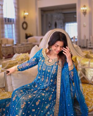 Hira Soomro Instagram - Dress @yasirmughalofficial 
Photography @faiziweddingtales 
@stylebykiranraza
@royalpalacevenue