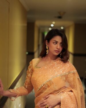 Hira Soomro Instagram - 📸 @photodoctor.official & @shamsiisaqib 
👗 @mehlazofficial 
@stylebykiranraza