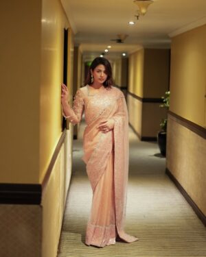 Hira Soomro Instagram - 📸 @photodoctor.official & @shamsiisaqib 
👗 @mehlazofficial 
@stylebykiranraza