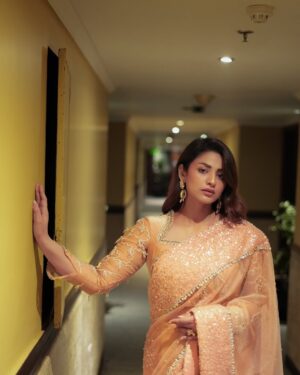 Hira Soomro Instagram - 📸 @photodoctor.official & @shamsiisaqib 
👗 @mehlazofficial 
@stylebykiranraza