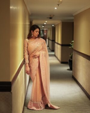 Hira Soomro Instagram - 📸 @photodoctor.official & @shamsiisaqib 
👗 @mehlazofficial 
@stylebykiranraza