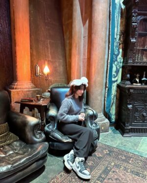 Hirona Yamazaki Instagram - ✨🦉🪄🧙
先日、頭にヘドウィグを乗せて
魔法界を散策してきました。
次の休みはハリポタ&ファンタビを
一気見することを決めました。
はっぴーばれんたいんっ💘
#計8時間くらいいた
#全然まだいれた
#私の推しはニュートとセドリックです
#ハリーポッタースタジオツアー 
#harrypotter 
#studiotourtokyomakingofharrypotter