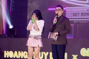 Hoang Thuy Linh Instagram - Xin được trân trọng cảm ơn Ban Giám Hiệu, Quý Thầy Cô Giáo cùng các bạn sinh viên trường Đại Học Kinh Tế TP HCM thật nhiều. 💖🙏

Hôm qua là một kỉ niệm tuyệt đẹp khi lần đầu tới thăm ngôi trường nơi mà các em DTAP đã học tập và trưởng thành. Cảm ơn DTAP vì đã gieo duyên để chị có cơ hội được tới đây nha!!! 🍀🙌🏻

Các bạn Sinh Viên vẫn luôn tuyệt vời, năng động và mình đã học hỏi được ở các em rất nhiều sự tích cực, cầu tiến, sự hồn nhiên, chân thành và hy vọng trong giai đoạn sắp tới, mình sẽ được tiếp thu nhiều hơn nữa kiến thức ở khắp mọi nơi mình đi qua và có duyên dừng chân. Cảm ơn các em vì đã tập nhảy không thua bất kì một vũ đoàn chuyên nghiệp nàooooo và đã hoàn thành phần trình diễn với nhauuuuu thật vuiiiii vs rấttttt xuất sắc haaa!!! Yêu và trân trọng nhiều lắm!!! 🩷🩷🩷

Cuối cùng xin được biết ơn rất nhiều vì Quý Nhà Trường đã cho Linh cùng chung tay gửi một món quà nhỏ tới Quỹ tổ chức các hoạt động đồng hành- hỗ trợ Sinh Viên của Hội Sinh Viên Đại Học Kinh Tế TP HCM.
Mong rằng cuộc sống của chúng ta sẽ luôn ngập tràn niềm vui, sự chia sẻ và ấm áp mỗi khi thấy nhau trong hành trình sống này. 🙏

Cầu chúc mọi người bình an, mạnh khoẻ, thấy nhau là thấy nụ cười..!!! 🍀🍀🍀

Nơi nào có niềm yêu thương, nơi đó là Miền Đất Hứa💚💚💚 

#Grateful #gratefully