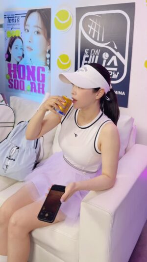 Hong Soo-ah Instagram - 경기 시작 7시간 전 웜업ㅎㅎㅎ
어제 한거 아니냐며😂 

한국시간 새벽12시.. 😵
은석오빠랑 기다리다 지쳐버림 ㅠㅠ 
졸려서 레드불을 마셨다고 한다 😵‍💫흫
응원해 주신 많은 친구들 
또한번 감사해요 🫶🏻
행복햇던 시간 
I was so happy😍💕

@rans.entertainment 
#indonesia  #jakarta  #lagilagitenis 
#lagilagi 🇲🇨🇰🇷💕
#diadora