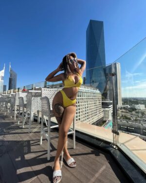 Hritu Zee Instagram - #tan all your worries away……. 🌞🌞

TANNED & TYPSY…….. 🍹🌞