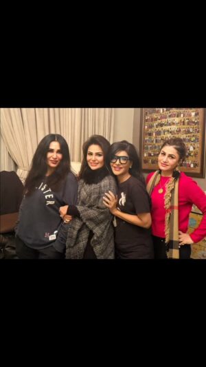 Iffat Rahim Instagram - Happy newyears with my precious family💃🏻💃🏻💃🏻💃🏻🎊