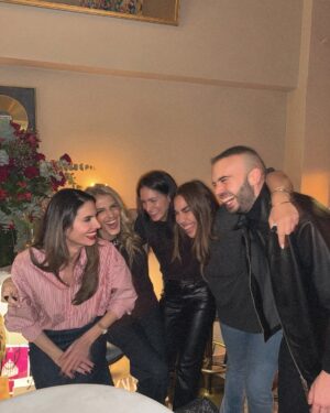 Iliana Papageorgiou Instagram - Σας ευχαριστώ πάρα πολύ για τις όμορφες και γλυκές ευχές σας. Με θυμάστε πάντοτε και με τιμάτε σαν να είμαι μέλος της οικογένειας σας. Και είναι τόσο συγκινητικό και τόσο υπέροχο αυτό. Με κάθε λέξη σας με αγκαλιάζετε σφιχτά και νιώθω πάντοτε τη ζεστασιά και τη φροντίδα σας. Καταλαβαίνετε πια τι λένε τα μάτια μου και η ψυχή μου και νιώθω ελεύθερη και γεμάτη από την αγάπη σας. Σας αγαπώ κι εγώ πολύ. 

Σβήνοντας τα κεράκια μου ευχήθηκα, όπως κάθε χρόνο, να έχω υγεία, το πιο πολύτιμο δώρο.
Και εύχομαι το ίδιο και σε εσάς μέσα από την καρδιά μου 🙏🏻🤍⭐️🪽