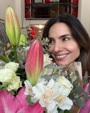 Iliana Papageorgiou Instagram - Σας ευχαριστώ πάρα πολύ για τις όμορφες και γλυκές ευχές σας. Με θυμάστε πάντοτε και με τιμάτε σαν να είμαι μέλος της οικογένειας σας. Και είναι τόσο συγκινητικό και τόσο υπέροχο αυτό. Με κάθε λέξη σας με αγκαλιάζετε σφιχτά και νιώθω πάντοτε τη ζεστασιά και τη φροντίδα σας. Καταλαβαίνετε πια τι λένε τα μάτια μου και η ψυχή μου και νιώθω ελεύθερη και γεμάτη από την αγάπη σας. Σας αγαπώ κι εγώ πολύ. 

Σβήνοντας τα κεράκια μου ευχήθηκα, όπως κάθε χρόνο, να έχω υγεία, το πιο πολύτιμο δώρο.
Και εύχομαι το ίδιο και σε εσάς μέσα από την καρδιά μου 🙏🏻🤍⭐️🪽