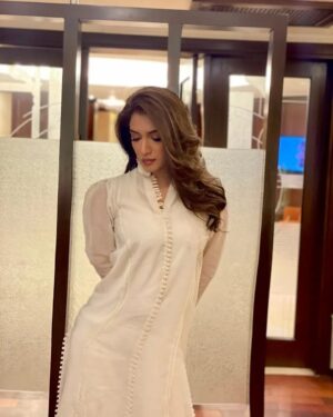Iman Ali Instagram - Glammed up and im Off to another song release today (lucky one mall) see you guys there.
Ps: too much thakan 
💄 @arshadkhan.makeupartist 
 💇‍♀️ @aalikhan.mua