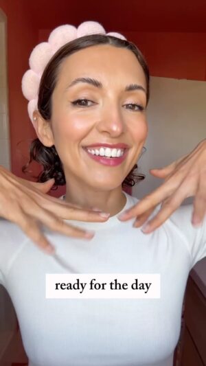 India de Beaufort Instagram - Loved all your messages about skin / makeup routine so I finally made a reel with all of my everyday go to’s and EVERYTHING ( including brushes and sweat set )is linked in my March Highlights ( the round pink circles with the white link image allll in a row below my bio ) annnd make sure you hit save below so it’s here for ya to come back to. Tons of love, IdB ♥️ #grwm #makeupbyme #makeup #beautytips #style