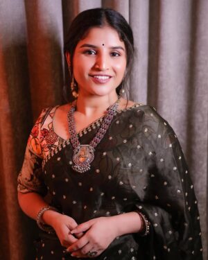 Indravathi Chauhan Instagram - 🦋🥰..

CREDITS

OUTFIT: @mounikas_couture 
Makeup: @dluxuryb 
Phtogrphr:@darkshutter_studio