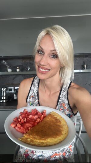 Ingrid Grudke Instagram - Para los que siempre me piden recetas. Acá va lo que me preparé hoy. 😄 mi alimentación se basa en carnes, legumbres, frutas, verduras, semillas, quesos y agua. Simple y sencillo. 
Este pastel lo hice con dos pechugas de pollo trituradas más cuatro huevos, condimentos y a una sartén a fuego lento.  Algo de ensalada y ya.  #vidasana #vidasaludable #vidafitness #mundoin #sinfiltro