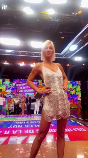 Ingrid Grudke Instagram - #8escalonesdelmillón @eltrecetv  sigo participando de este hermoso programa familiar. Ahora con un nuevo horario 18:30 hs.  @roxharris es la encaramada de mi total look.  Vestido @ameliafonioatelier @commeilfautbuenosaires 🤩