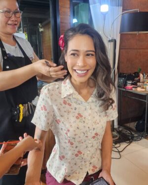 Intira Charoenpura Instagram - มาฟิตติ้ง ช่างบอกขอถ่ายรูปหน่อยค่ะ
กี่เรื่องกี่เรื่องก็แต่งดีได้ประมาณ3ฉาก
จากนั้นก็เละ 555555555