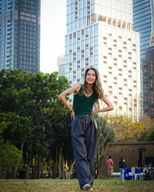 Intira Charoenpura Instagram - Welcome to ทะเลของฉัน 🌿🌊✨ #กรุงเทพกลางแปลง วันนี้วันสุดท้ายแล้วที่สวนลุมฯนะคะ เมื่อวานWelcome ทุกคน to the DoiBoy Clubไปแล้ว วันนี้ไปปิดโปรแกรมกันกับ ทะเลของฉันมีคลื่นเล็กน้อยถึงปานกลางกันนะ :)