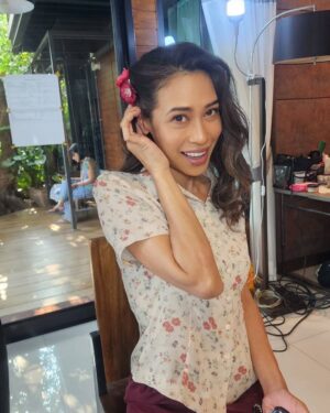 Intira Charoenpura Instagram - มาฟิตติ้ง ช่างบอกขอถ่ายรูปหน่อยค่ะ
กี่เรื่องกี่เรื่องก็แต่งดีได้ประมาณ3ฉาก
จากนั้นก็เละ 555555555