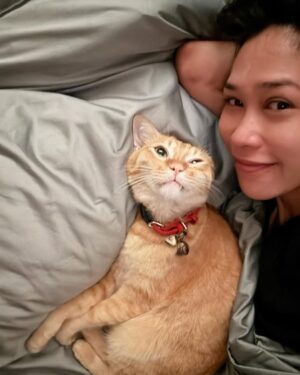 Intira Charoenpura Instagram - ตื่นพร้อมแม่ แต่บางทีก็นอนก่อนครับ 🐱
