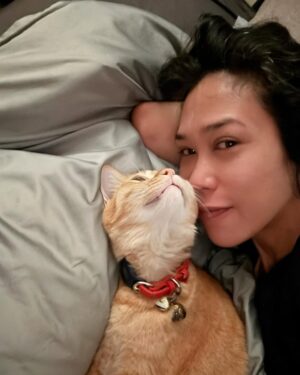 Intira Charoenpura Instagram - ตื่นพร้อมแม่ แต่บางทีก็นอนก่อนครับ 🐱