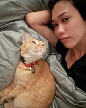 Intira Charoenpura Instagram - ตื่นพร้อมแม่ แต่บางทีก็นอนก่อนครับ 🐱