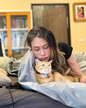 Intira Charoenpura Instagram - อยู่ด้วยกันมาจนหน้าคล้ายกัน เอ๊ะ หรือคล้ายตั้งแต่แรกอยู่แล้วนะ🐱