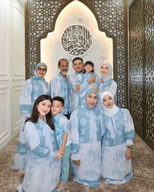 Irish Bella Instagram - Taqaballahu Minna Wa Minkum, Taqabbal ya Kariim. 🙏🏼

Selamat Hari Raya Idul Fitri 1446 H.
Minal Aidin Wal Faidzin,
Mohon Maaf Lahir dan Bathin ❤️

Fyi we are wearing @arinnahijab_official x Irish Bella☺️