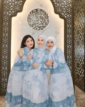 Irish Bella Instagram - Taqaballahu Minna Wa Minkum, Taqabbal ya Kariim. 🙏🏼

Selamat Hari Raya Idul Fitri 1446 H.
Minal Aidin Wal Faidzin,
Mohon Maaf Lahir dan Bathin ❤️

Fyi we are wearing @arinnahijab_official x Irish Bella☺️