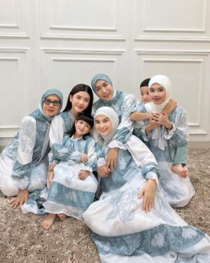 Irish Bella Instagram - Taqaballahu Minna Wa Minkum, Taqabbal ya Kariim. 🙏🏼

Selamat Hari Raya Idul Fitri 1446 H.
Minal Aidin Wal Faidzin,
Mohon Maaf Lahir dan Bathin ❤️

Fyi we are wearing @arinnahijab_official x Irish Bella☺️