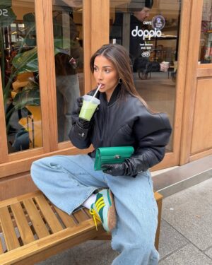 Isabeau Delatour Instagram - Mon look favoris de toute l'année !!! Pas vous ?? 💚 
( la dernière photo 🥹🥹😭)