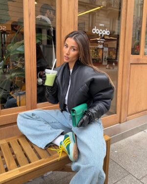Isabeau Delatour Instagram - Mon look favoris de toute l'année !!! Pas vous ?? 💚 
( la dernière photo 🥹🥹😭)