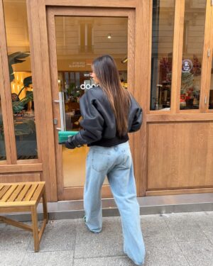 Isabeau Delatour Instagram - Mon look favoris de toute l'année !!! Pas vous ?? 💚 
( la dernière photo 🥹🥹😭)