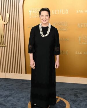 Isabella Rossellini Instagram - I feel very shy on the red carpet inspite of all the help from @lancomeofficial glam team @itsmatin and @peterbutlerhair and beautiful clothes from my friends @dolcegabbana . I can strike poses  when modeling  or acting, but I am totally stiff and rigid when it is a portray @sagawards @focusfeatures