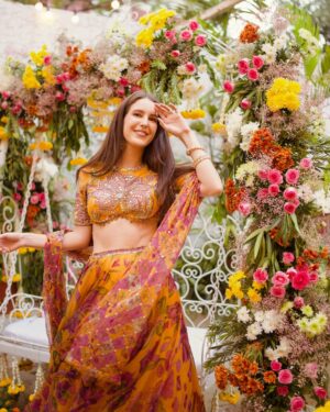 Isabelle Kaif Instagram - 🌼🌺🌸

lehenga by @mahimamahajanofficial 
styled by @stylebyami @tanyamehta27
earrings @weartiramisu @spiffypublicrelations