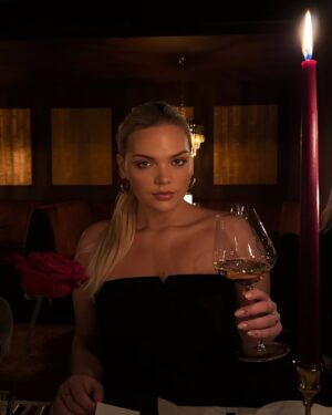 Isadee Jansen Instagram - 🍷♥️🌹🦐❤️‍🔥