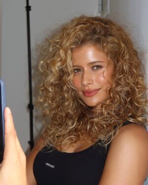 Isadora Cruz Instagram - Conheço a @camilacoutinho há muitos anos, antes mesmo de ter feito o meu primeiro curso de teatro e a gente sempre vibrou e torceu tanto pelas nossas conquistas… poder conhecer a sede da @gebeauty uma empresa incrível fundada e liderada por uma mulher tão forte, determinada, dedicada, apaixonada pelo que faz… que lindo te ver brilhando e se realizando assim.💘 E o detalhe foi que aprendi a usar os meus cachos do jeito mais maravilhoso e autêntico possível. ✨✨✨✨
#CamilaCoiffeur #NordestinyChild