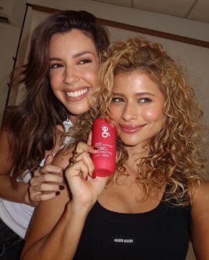 Isadora Cruz Instagram - Conheço a @camilacoutinho há muitos anos, antes mesmo de ter feito o meu primeiro curso de teatro e a gente sempre vibrou e torceu tanto pelas nossas conquistas… poder conhecer a sede da @gebeauty uma empresa incrível fundada e liderada por uma mulher tão forte, determinada, dedicada, apaixonada pelo que faz… que lindo te ver brilhando e se realizando assim.💘 E o detalhe foi que aprendi a usar os meus cachos do jeito mais maravilhoso e autêntico possível. ✨✨✨✨
#CamilaCoiffeur #NordestinyChild